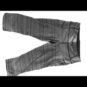 Lululemon crops. Grey and black.